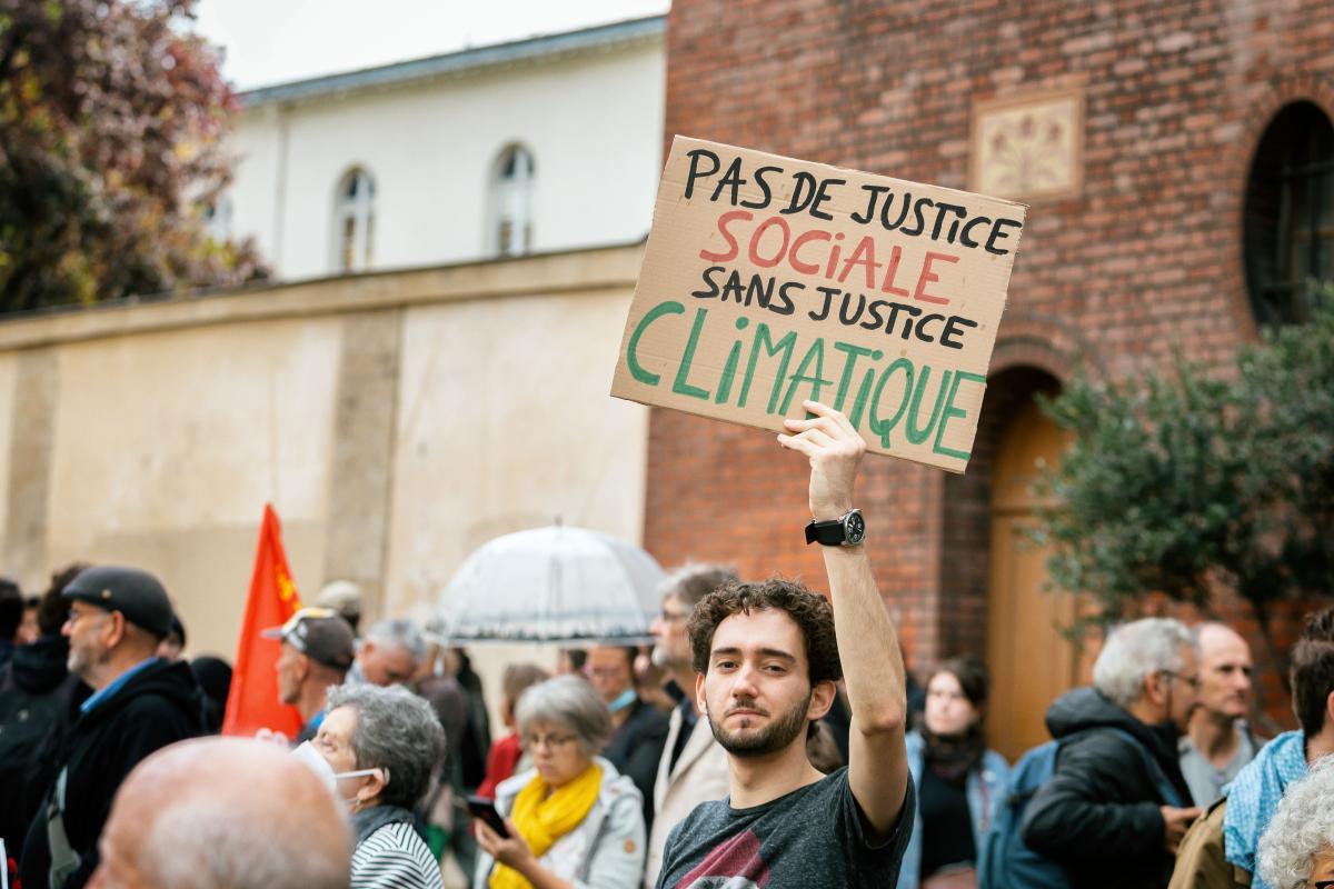 France, Paris, 2022-10-16. A demonstrator with a placard with the slogan "No social justice without climate justice". March against the high cost of living called by La France Insoumise. Photograph by Martin Noda / Hans Lucas France, Paris, 2022-10-16. Un manifestant avec une pancarte avec le slogan "Pas de justice sociale sans justice climatique". Marche contre la vie chere a l appel de La France Insoumise Photographie de Martin Noda / Hans Lucas