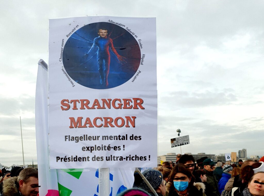 Panneau "stranger Macron - flagelleur mantal des exploité·es ! Président des ultra-riches !"