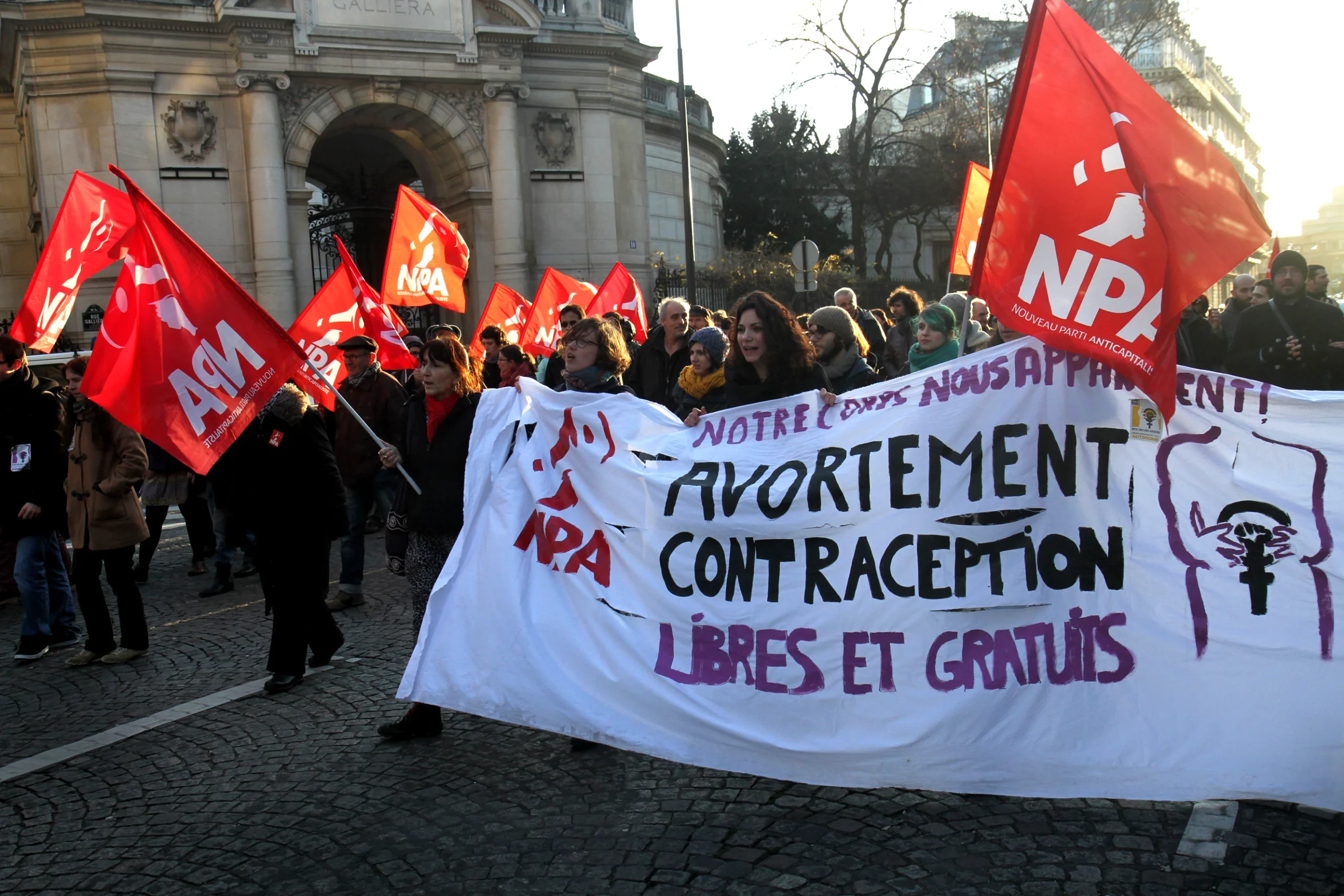Banderole "notre corps nous appartient" avortement contraception libres et gratuits" = Photothèque Rouge /Photothèque Rouge/JMB