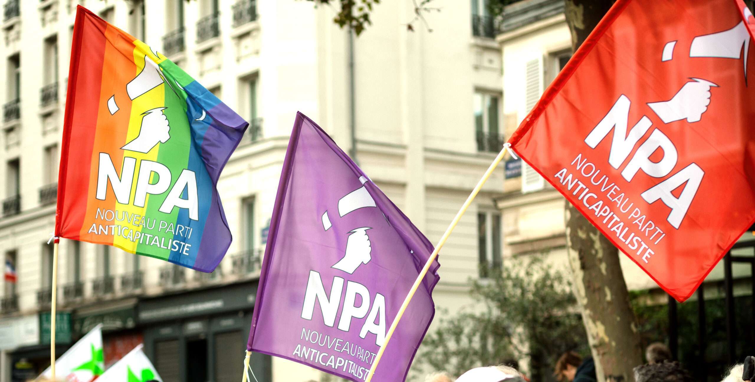 3 drapeaux NPA : arc en ciel, violet, rouge