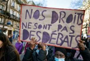 Deux manifestantes avec une pancarte avec le slogan "Nos droits ne sont pas des debats".