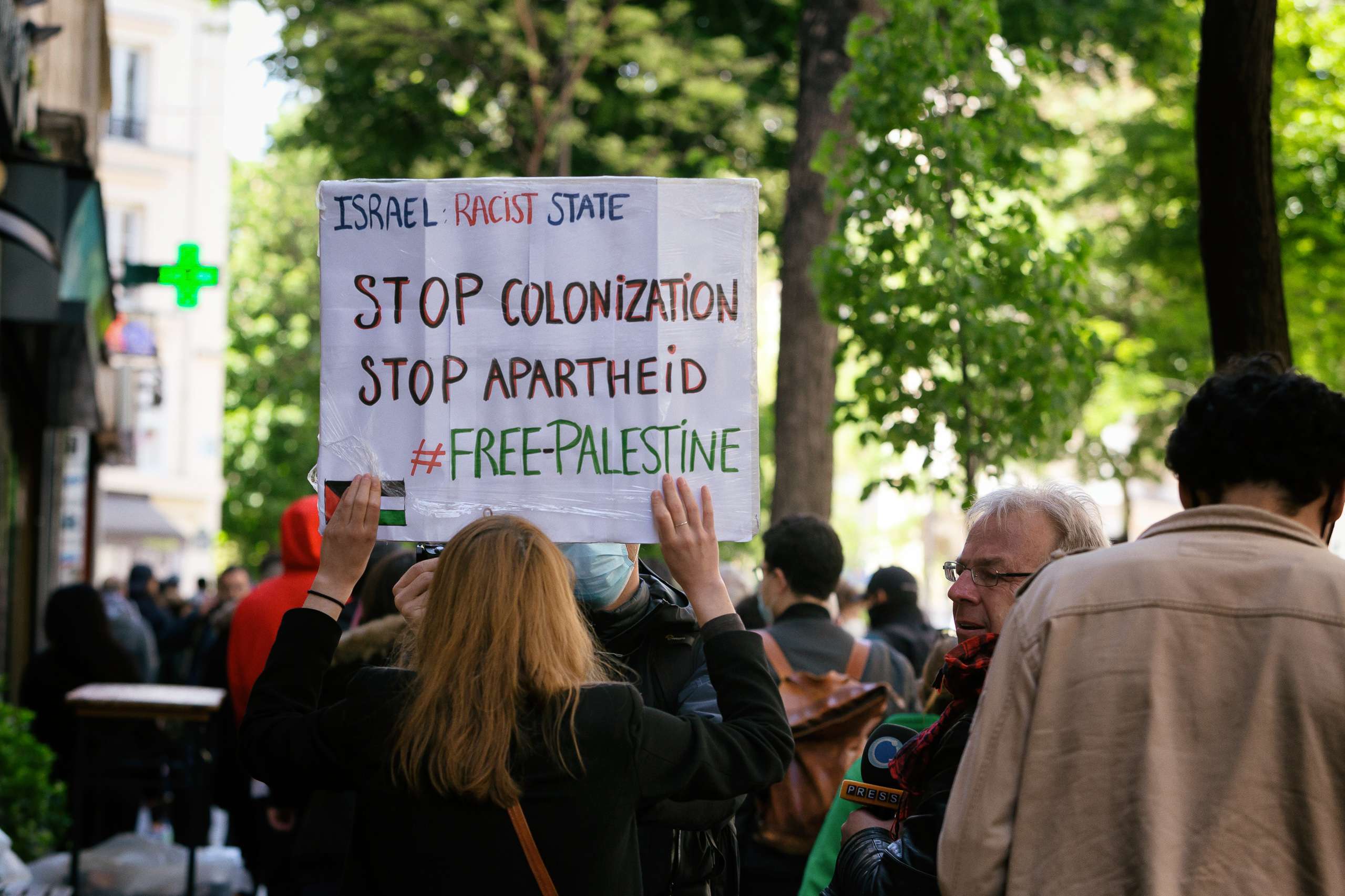 Une manifestante avec une pancarte en soutien de la Palestine